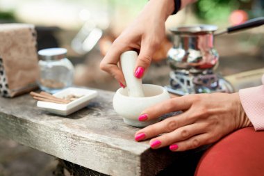 Sıcak bir şeyler içelim. Doğada baharatlı kahve pişirme süreci. Arka plan - kamp ve orman.