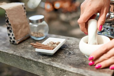 Sıcak bir şeyler içelim. Doğada baharatlı kahve pişirme süreci. Arka plan - kamp ve orman.