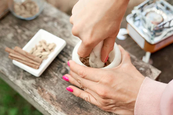 Sıcak bir şeyler içelim. Doğada baharatlı kahve pişirme süreci. Arka plan - kamp ve orman.