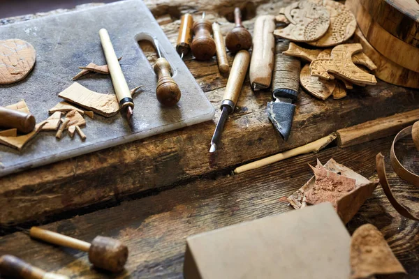 Set timmerlieden gereedschap bij timmerlieden werkplaats. Timmerlieden werkplaats met instrument voor handenarbeid. — Stockfoto