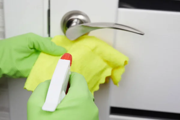 Mani Femminili Disinfettano Puliscono Lavano Maniglie Porta Prevenzione Dell Infezione — Foto Stock