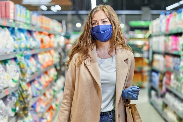 在Coronavirus Covid 19大流行期间购物 戴着面罩和橡胶手套的女人在超市里买食品 — 图库照片