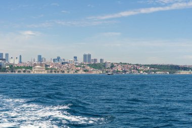 İstanbul 'un Avrupai kesiminin arka planında Besiktas bölgesi yer alıyor. Feribottan görüntüle