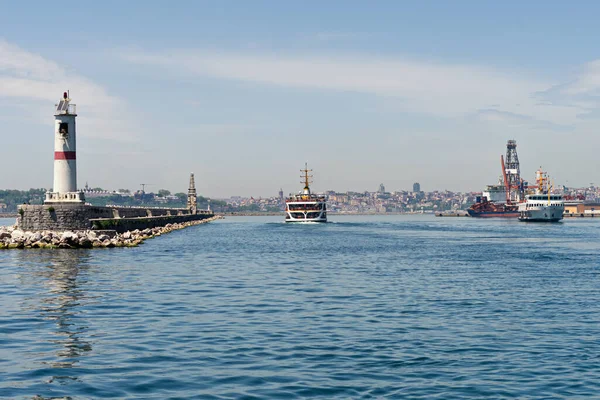 Färja båt passerar asiatisk till den europeiska delen av Istanbul. Containerdocka på höger sida. panorama över Istanbul i bakgrunden — Stockfoto