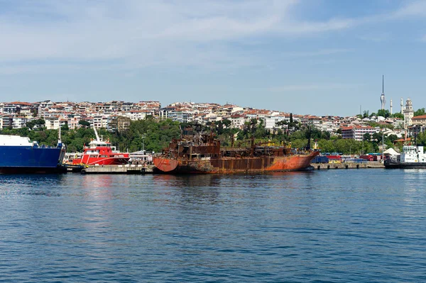 Övergiven rostig fartyg nära kusten i Istanbul stad med unban stadsbild bakgrund — Stockfoto
