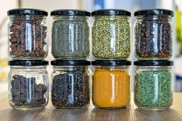 Válogatott fűszerek és gyógynövények üvegedényekben főzéshez, indiai fűszerek, sokszínű — Stock Fotó