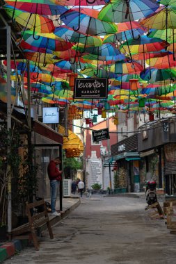 Türkiye, İstanbul - Mayıs 2020. Arka plan renkli gökkuşağı farklı renkte şemsiyeler. unban turist sokak dekorasyonu. İstanbul, Karaköy. seyahat yaz konsepti