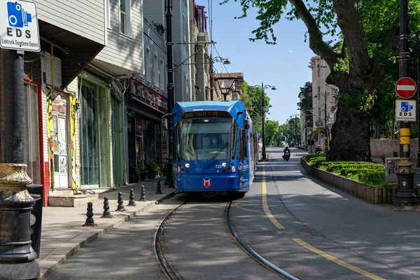 Turquie Istanbul Mai 2020 Tramway Tramway Rouge Passant Rue Sultanahmet — Photo