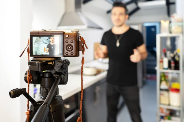 Yemek blogcusu blogcusu kameranın önünde özel dersler kaydediyor. Sağlık koçu. Vlog videosu evde canlı yayınlanıyor. Çevrimiçi sosyal medyada besin etkileyicisi.