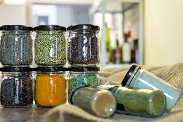 Indyjskie przyprawy i zioła w szklanych słoikach do gotowania, indyjskie przyprawy, wielokolorowe — Zdjęcie stockowe