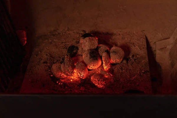 बीबीक्यू आगीच्या ठिकाणी लाल गरम कोळशा जाळतात — स्टॉक फोटो, इमेज