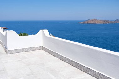 Beyaz teras balkonundan güzel bir deniz manzarası.