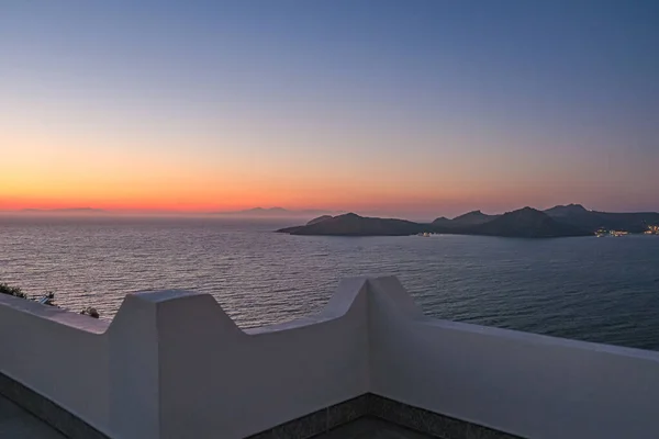 Красивий вид на море з білої тераси балкона будинку або готелю на заході сонця — стокове фото