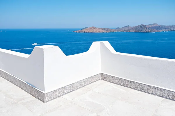 Hermosa vista al mar desde la terraza blanca balcón de la casa o el hotel —  Fotos de Stock