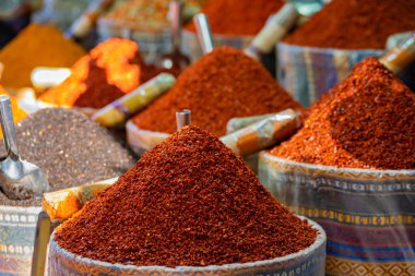 İstanbul, Türkiye 'de çeşitli parlak renkli toz baharatları piyasaya sürüldü.