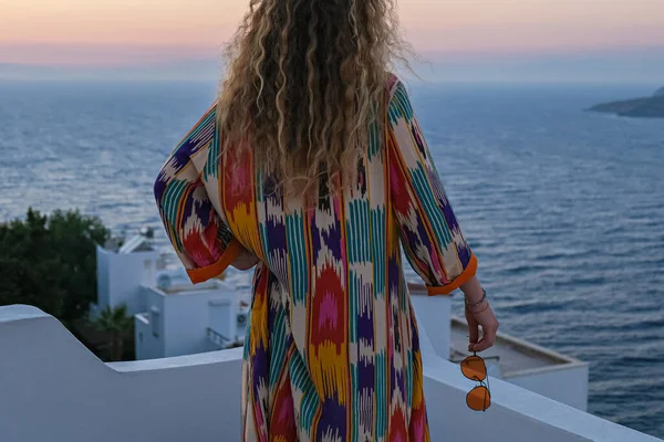 Zblízka Žena Zezadu Sledování Západu Slunce Výhled Moře Terasy Luxusní — Stock fotografie