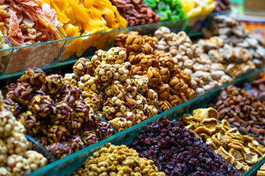 Türkiye 'nin İstanbul kentindeki pazarda çeşitli parlak renkli Türk sebzeleri tatlı ve kurutulmuş sebzelerden keyif alıyor.
