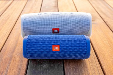 ISTANBUL, TURKEY - 14 Ağustos 2020: JBL Bluebluetooth Müzik Hoparlörleri.