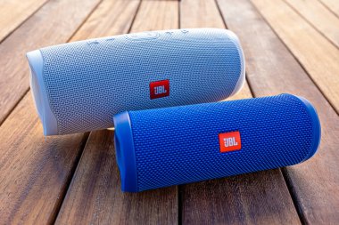 ISTANBUL, TURKEY - 14 Ağustos 2020: JBL Bluebluetooth Müzik Hoparlörleri.