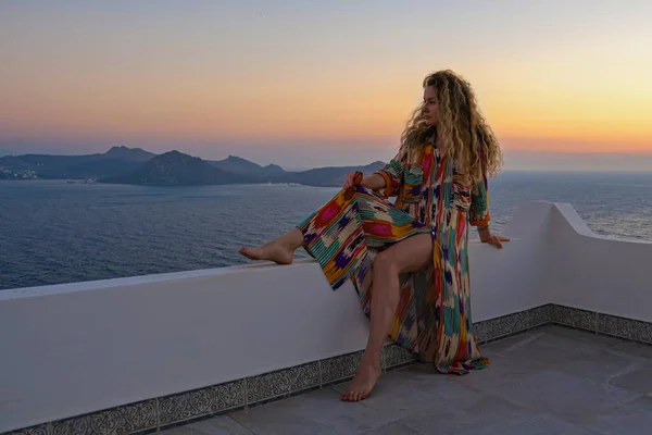 Hermosa Mujer Vestido Colorido Terraza Balcón Con Vistas Mar Puesta —  Fotos de Stock