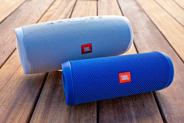 ISTANBUL, TURKEY - 14 Ağustos 2020: JBL Bluebluetooth Müzik Hoparlörleri.