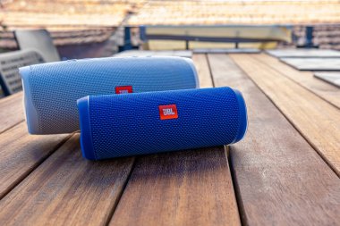 ISTANBUL, TURKEY - 14 Ağustos 2020: JBL Bluebluetooth Müzik Hoparlörleri