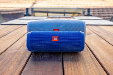 ISTANBUL, TURKEY - 14 Ağustos 2020: JBL Bluebluetooth Müzik Hoparlörleri.