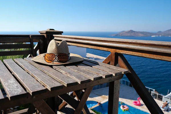 Sombrero Paja Con Gafas Sol Terraza Madera Villa Vacaciones Hotel —  Fotos de Stock