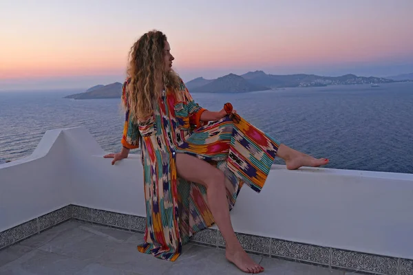 Красива Жінка Повному Кольорі Терасі Балконі Дивиться Море Захід Сонця — стокове фото