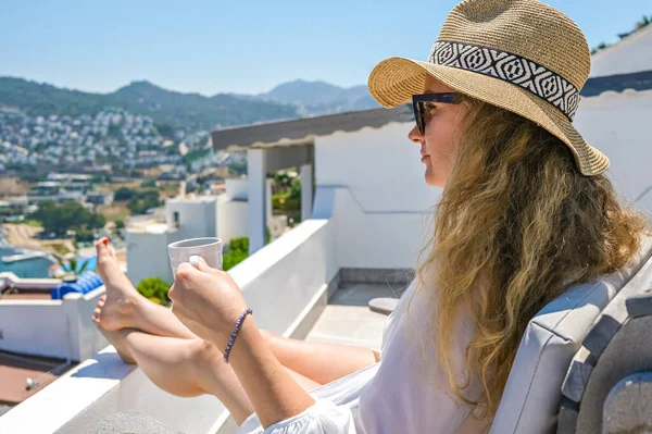 Hermosa Mujer Joven Vestido Blanco Sombrero Paja Taza Café Sentado —  Fotos de Stock