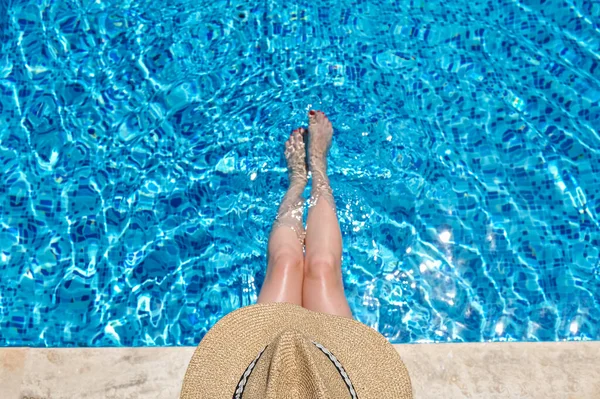 Young Woman Straw Hat Sunbathing Sitting Edge Swimming Pool Legs — Stock Photo, Image