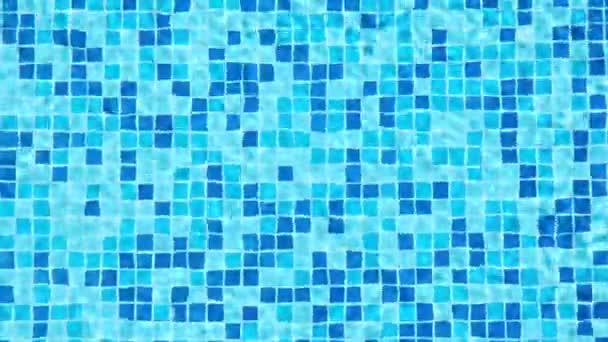 Освежает чистую голубую воду бассейна солнечным светом. — стоковое видео