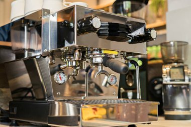 Metalik kahve espresso makinası kahve demliyor.