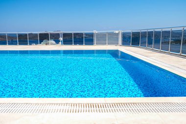 BODRUM, TURKEY - Temmuz 2020. Otelde turkuaz suyu olan bir havuz.