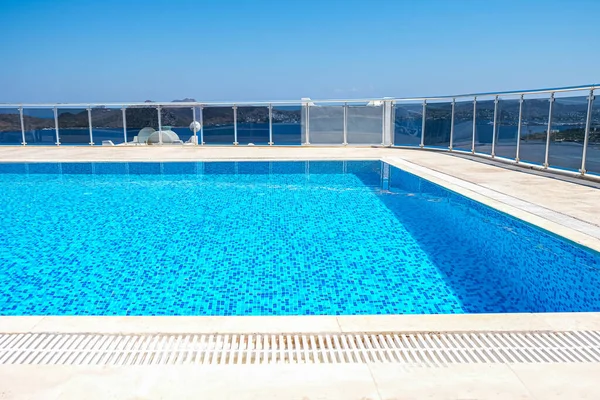 BODRUM, TURKEY -July 2020. Swimming pool with turquoise water at hotel — Stock Photo, Image