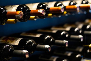 Turkey, İSTANBUL - Eylül 2020. Raflarda şarap şişeleri depolama koleksiyonu