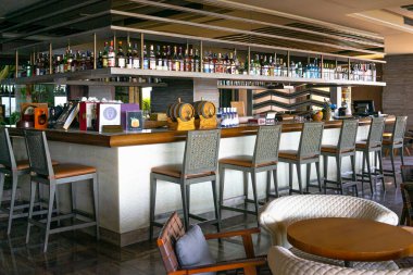 BODRUM, TURKEY - Eylül 2020. Geceleri boş konforlu restoranda sandalyeli bir bar tezgahı..