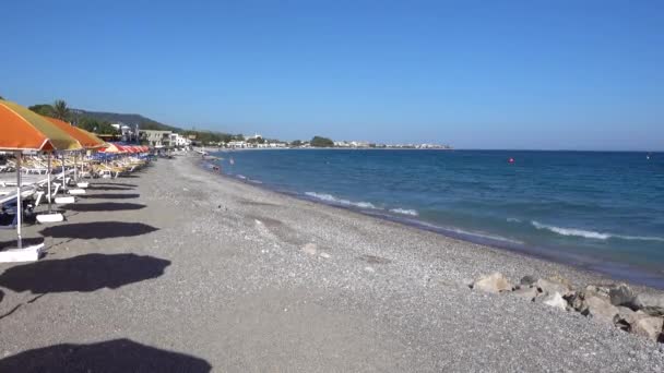 Греция Остров Родос Средиземноморское Побережье Галечный Пляж Отдыхающие Туристы Греция — стоковое видео