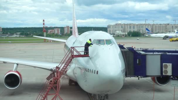 Technikusok Megvizsgálják Repülőgép Szélvédőjét Oroszország Seremetyevo Repülőtér Október 2019 — Stock videók