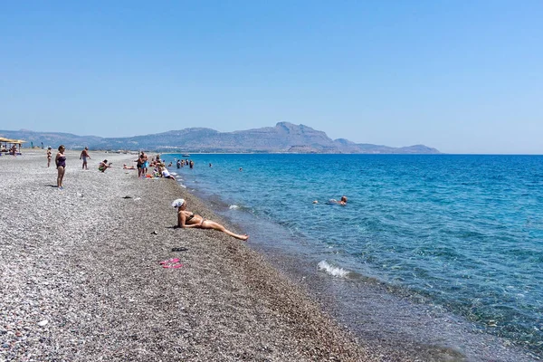 Wybrzeże Morskie Rodos Ludzie Pływają Opalają Się Relaksują Wyspa Rodos — Zdjęcie stockowe