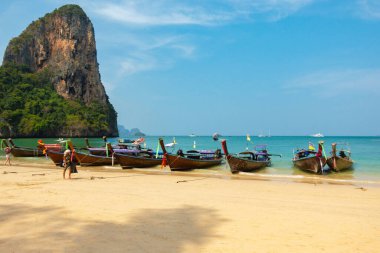 Krabi 'deki Reilly sahilinde geleneksel uzun kuyruklu tekneler..