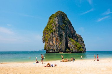 Phra Nang plajı, sahilde tatil yapan turistler. Tayland Yengeci Nisan 2019.