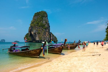 Krabi Phra Nang plajı. Turistler sahilde tatil yapıyor. Tayland Yengeci Nisan 2019.