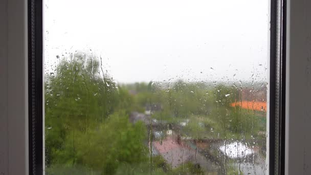 房子窗户上的雨滴 关门了 — 图库视频影像