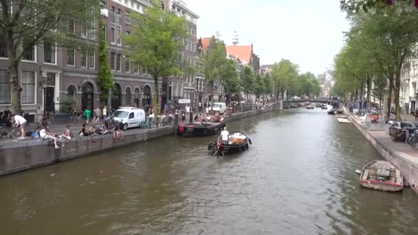 Amsterdam Kanalı Nda Tekneler Set Boyunca Yürüyen Insanlar Amsterdam Hollanda — Stok video