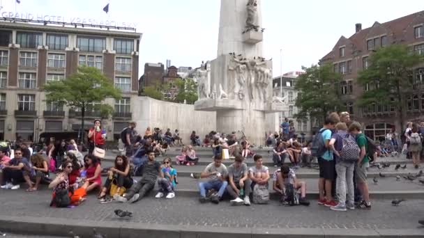 Amsterdam Nationella Monument Damtorget Promenader Människor Gatan Amsterdam Nederländerna Juli — Stockvideo