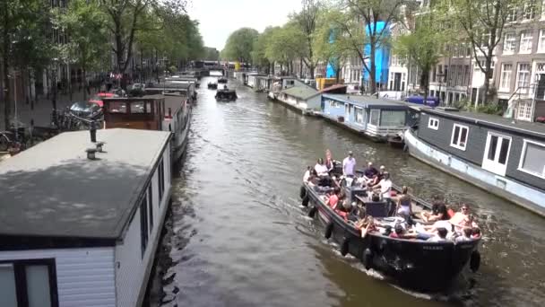 Amsterdam Canal Con Barcos Casas Agua Ámsterdam Países Bajos Julio — Vídeos de Stock