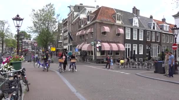 Amsterdams Gata Med Cyklister Och Fotgängare Amsterdam Nederländerna Juli 2019 — Stockvideo