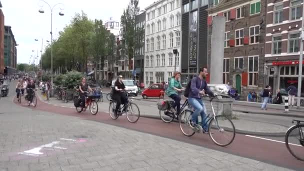 阿姆斯特丹大街上有骑手和行人 2017年7月 荷兰阿姆斯特丹 — 图库视频影像