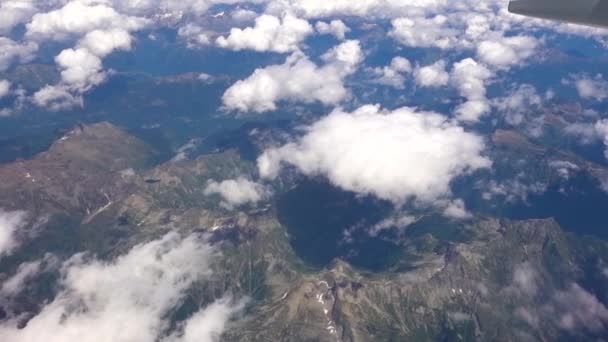 Flygning Ovanför Alperna Med Utsikt Över Bergen Från Planet — Stockvideo